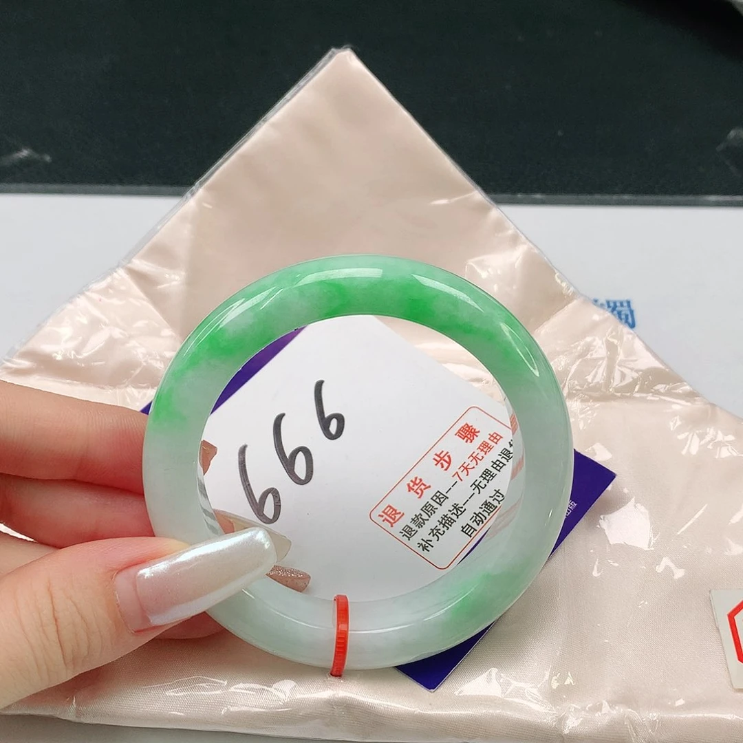 翡翠手镯未镶嵌光**你翡翠手镯