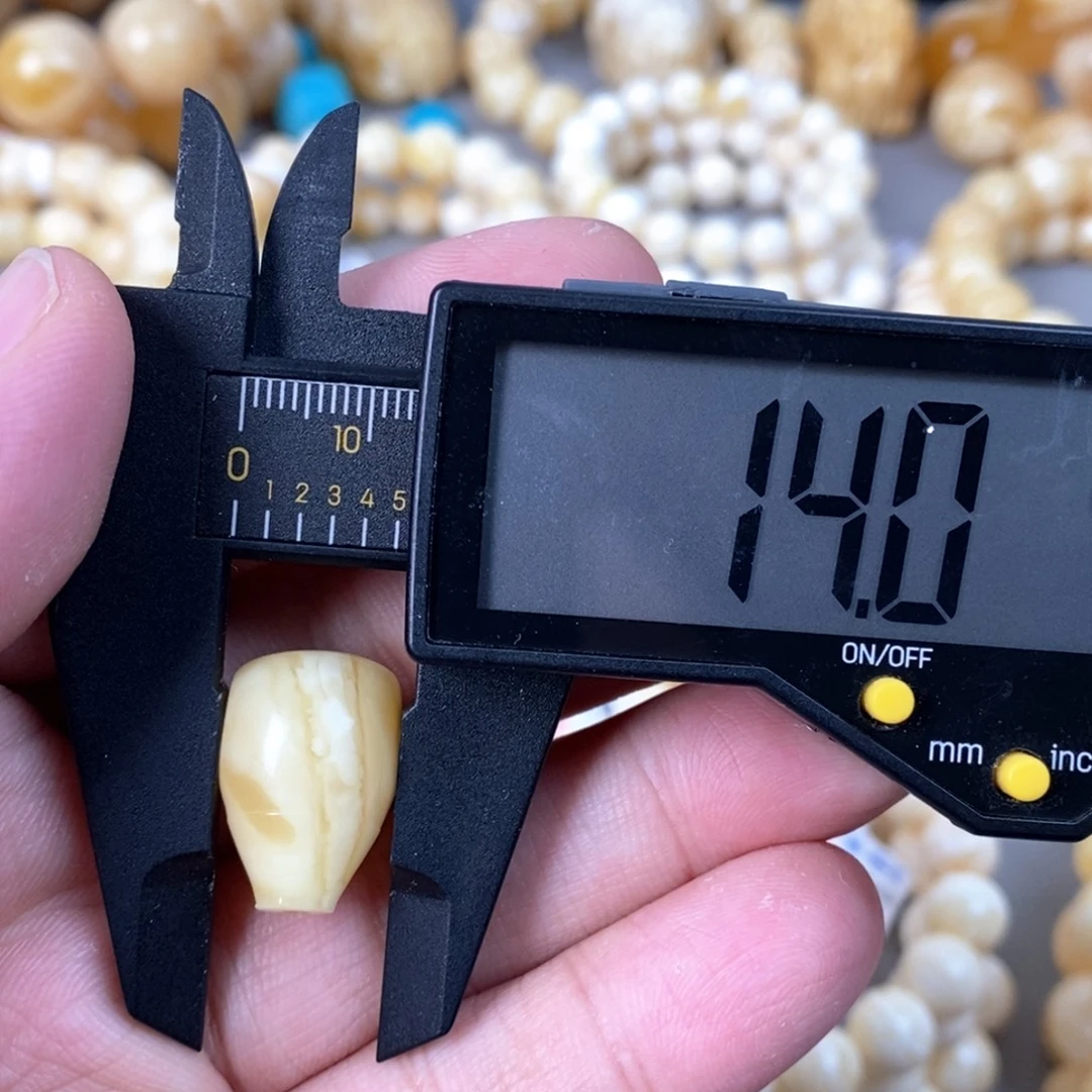 蜜蜡未镶嵌珠宝奇石2.4g