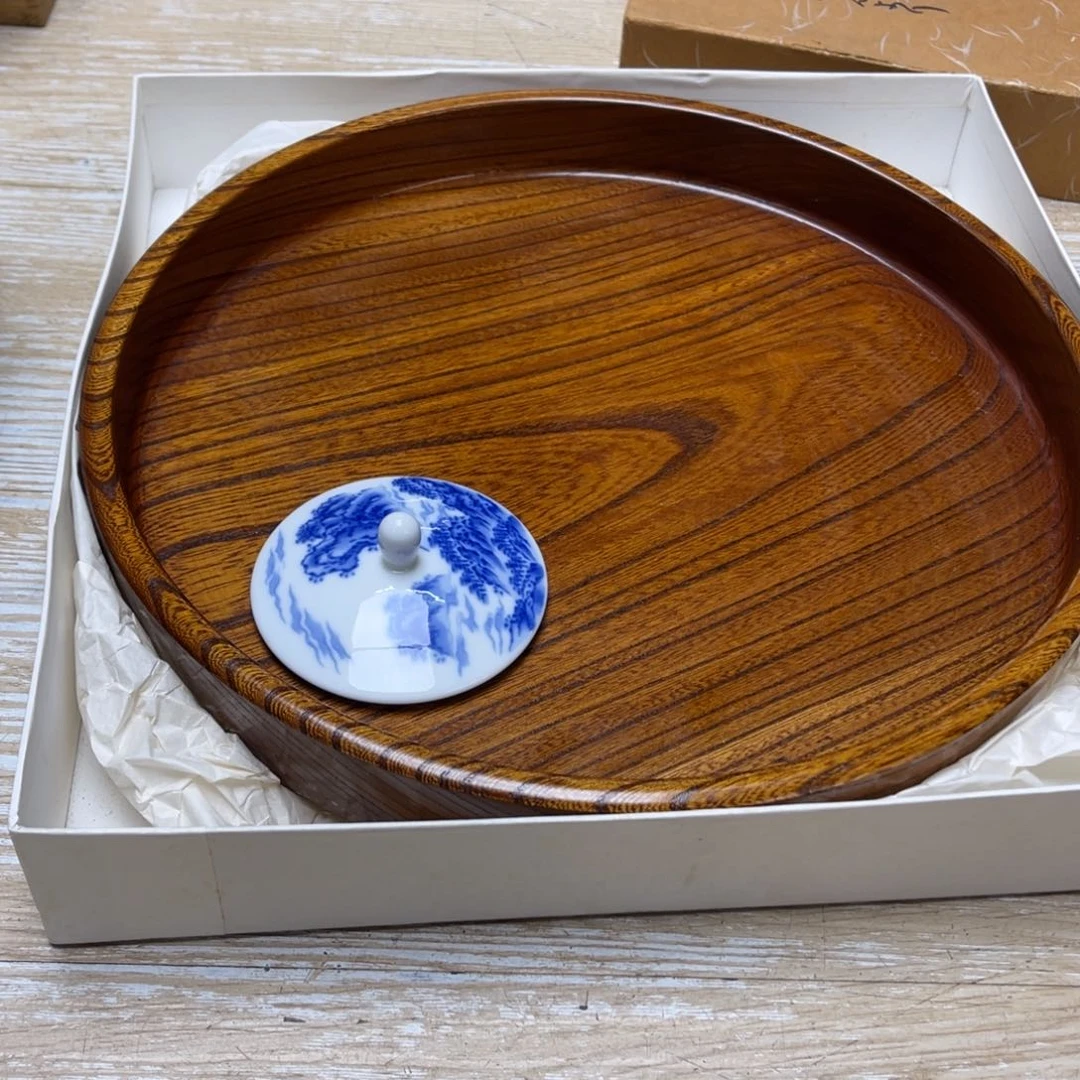 瓷片B****k密密麻麻地排列着一个