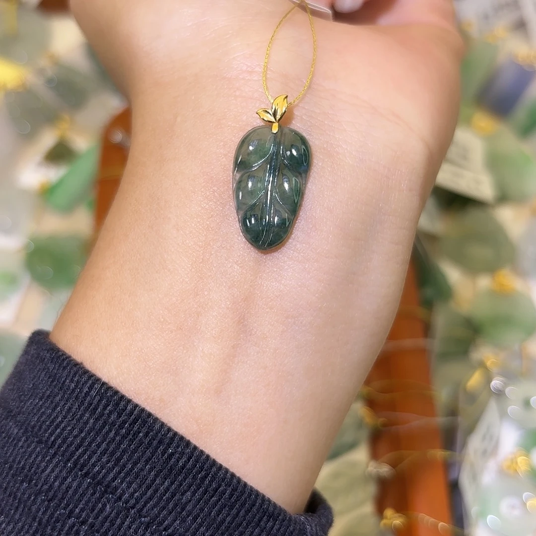 垚***O翡翠18K金镶嵌颈饰叶子