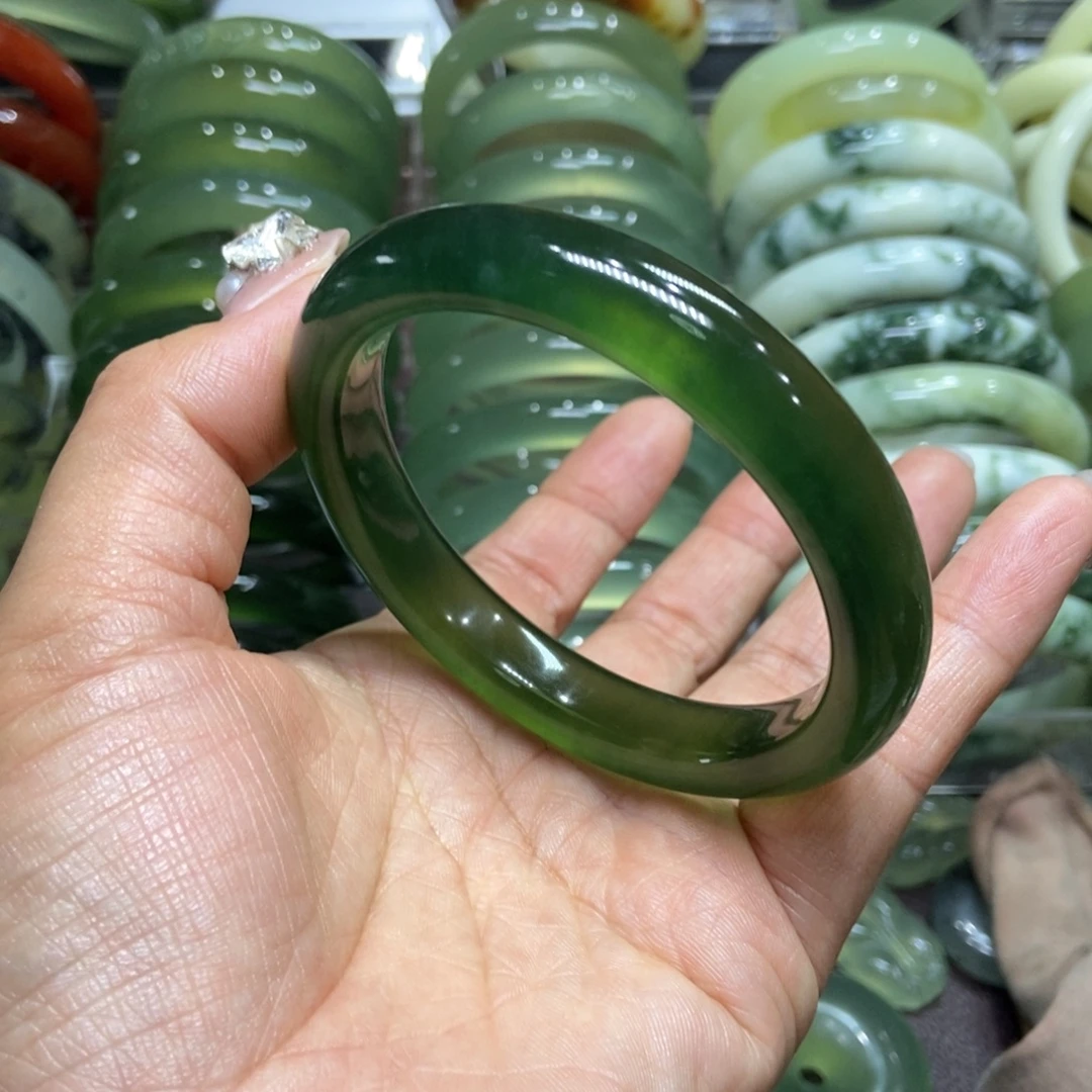 人****岫玉未镶嵌手镯有瑕62