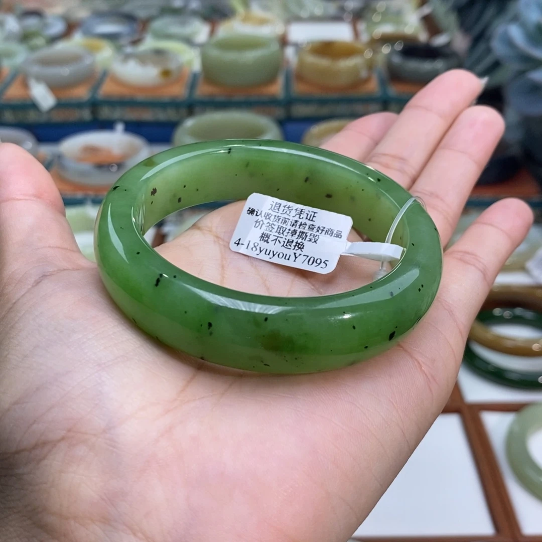 和田玉未镶嵌手镯和田玉乌兰海苹果绿56