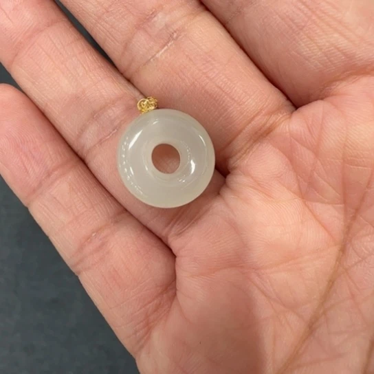 和田玉颈饰18K金镶嵌甜甜圈无包容裸石卡1.6左右