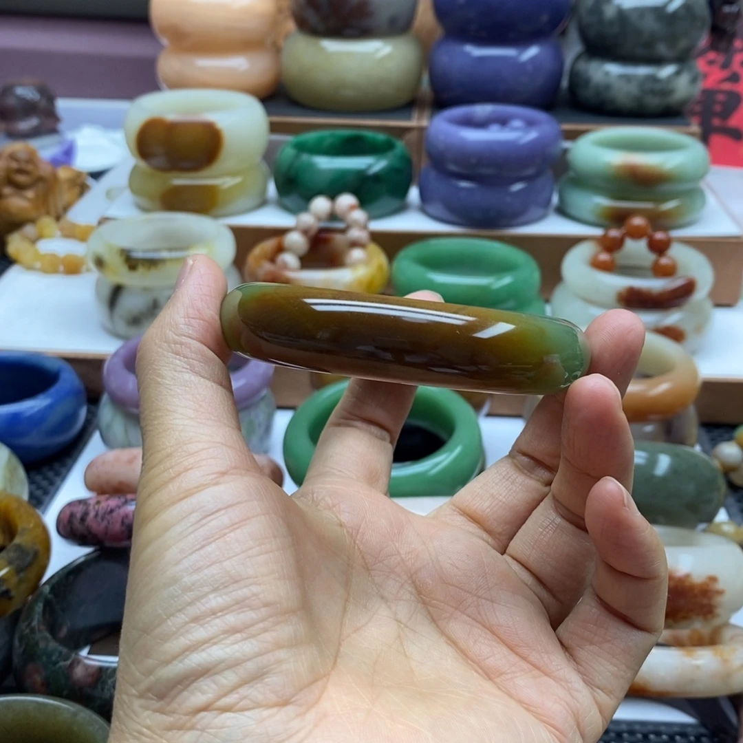 两***贝未镶嵌手镯石英岩玉