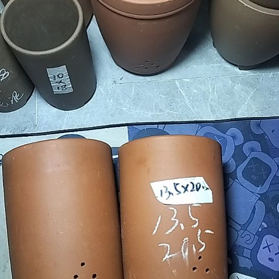 红泥大笔筒两个花盆