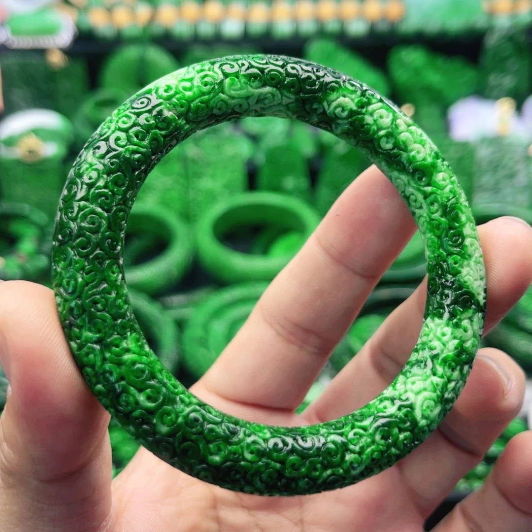 只买单纯的吊坠，没带链子，属的性质。手镯