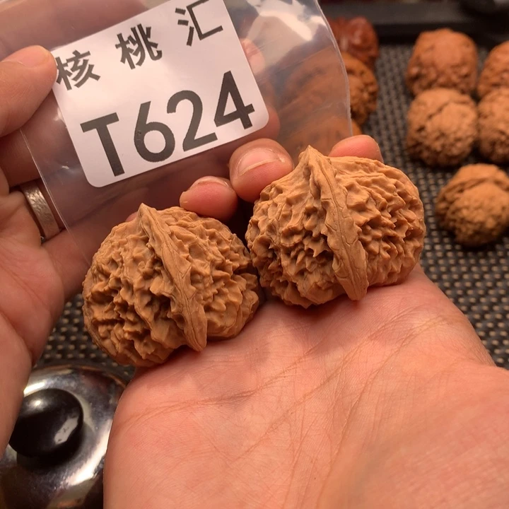 文玩核桃吊坠皇冠