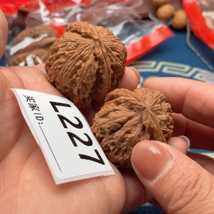 文玩核桃吊坠白狮