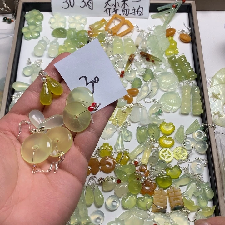 璇***柒蛇纹石玉合金耳钉