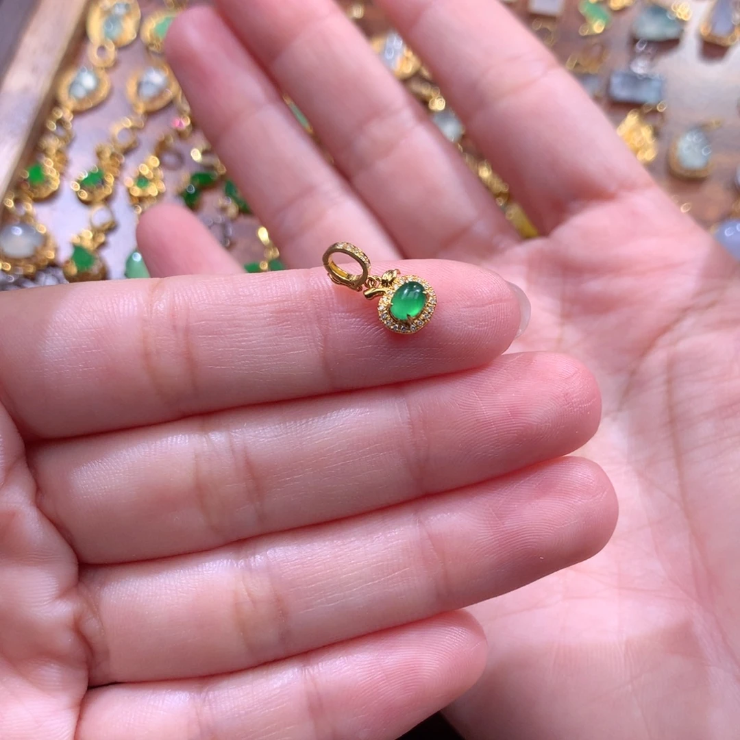 懿****翡翠18K金镶嵌颈饰翡翠