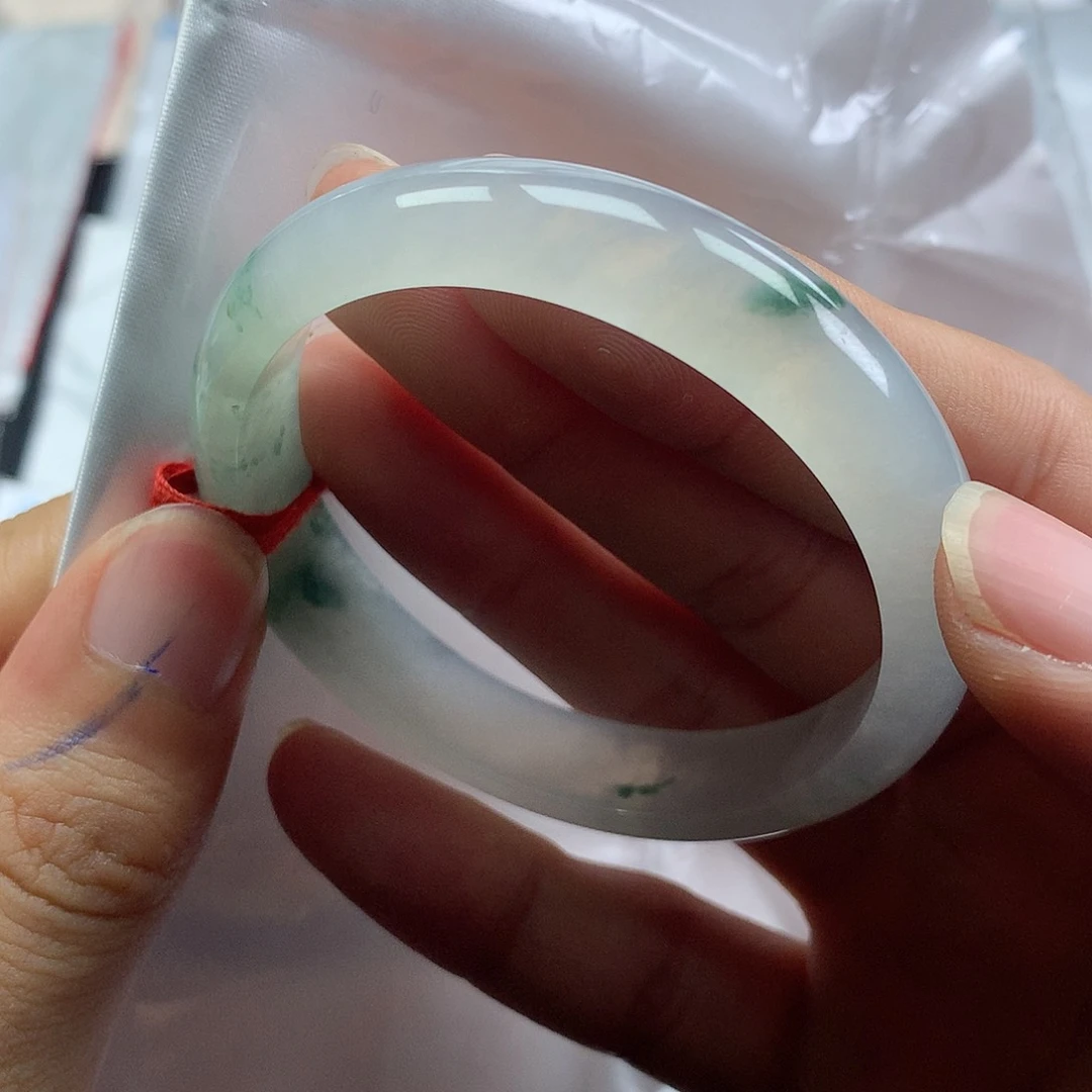 翡翠手镯未镶嵌翡翠