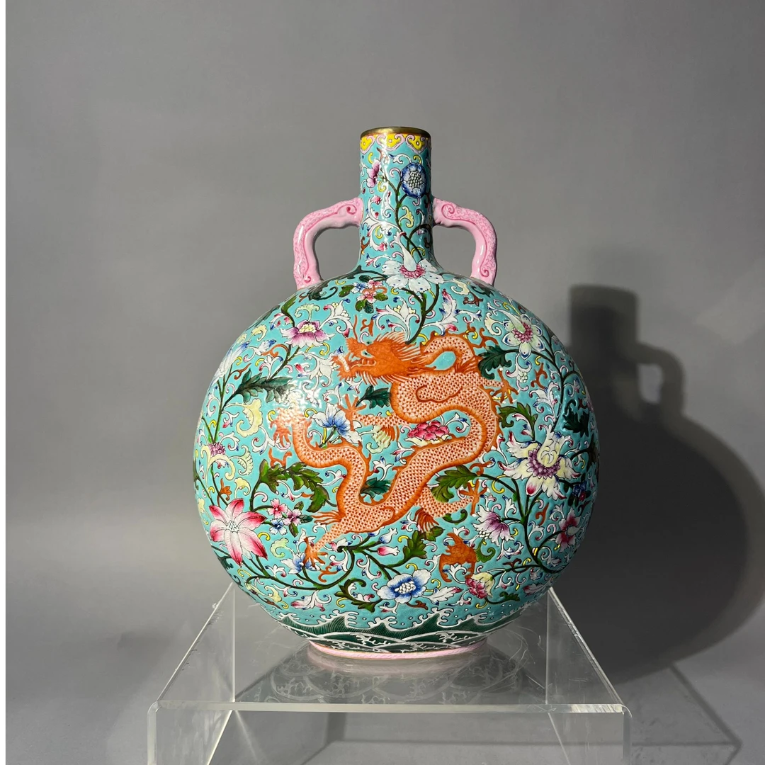 松石绿地粉彩龙穿花纹双耳抱月瓶