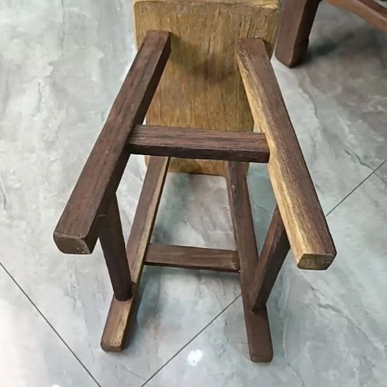 家具鸡翅木类二级品瑕疵长凳一张，坐高28厘米