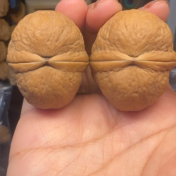 清***月文玩核桃吊坠血玉元宝