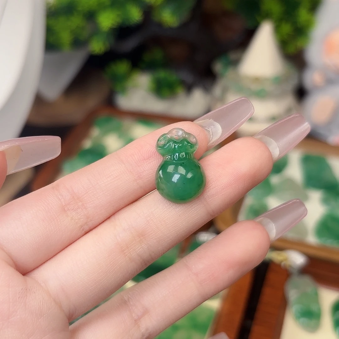 颈饰未镶嵌石英质玉（非洲翠）