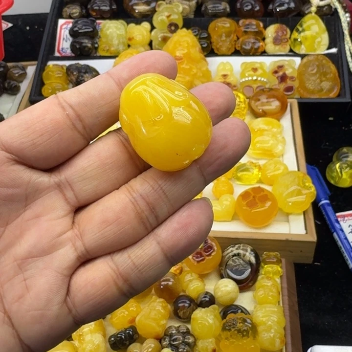 蜜蜡未镶嵌颈饰兔子