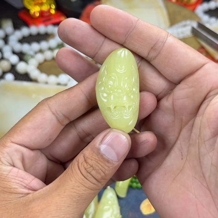 和田玉（糖玉）未镶嵌颈饰鸡油黄兽头