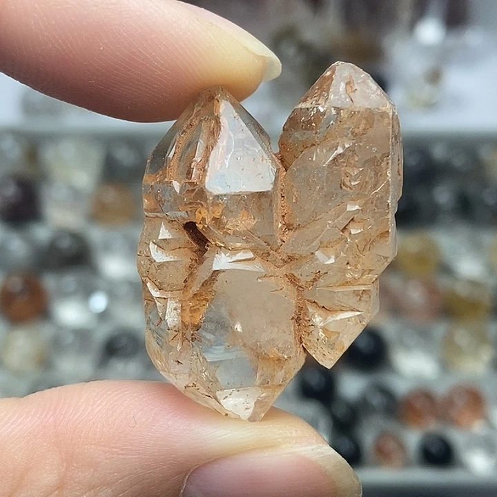 水晶颈饰未镶嵌红泥共生摆件