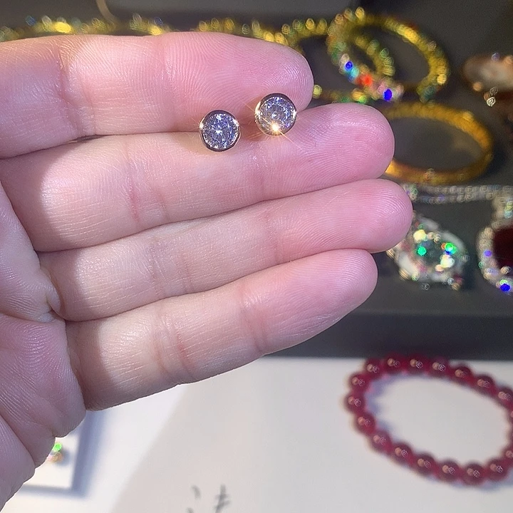 非金属02耳钉。