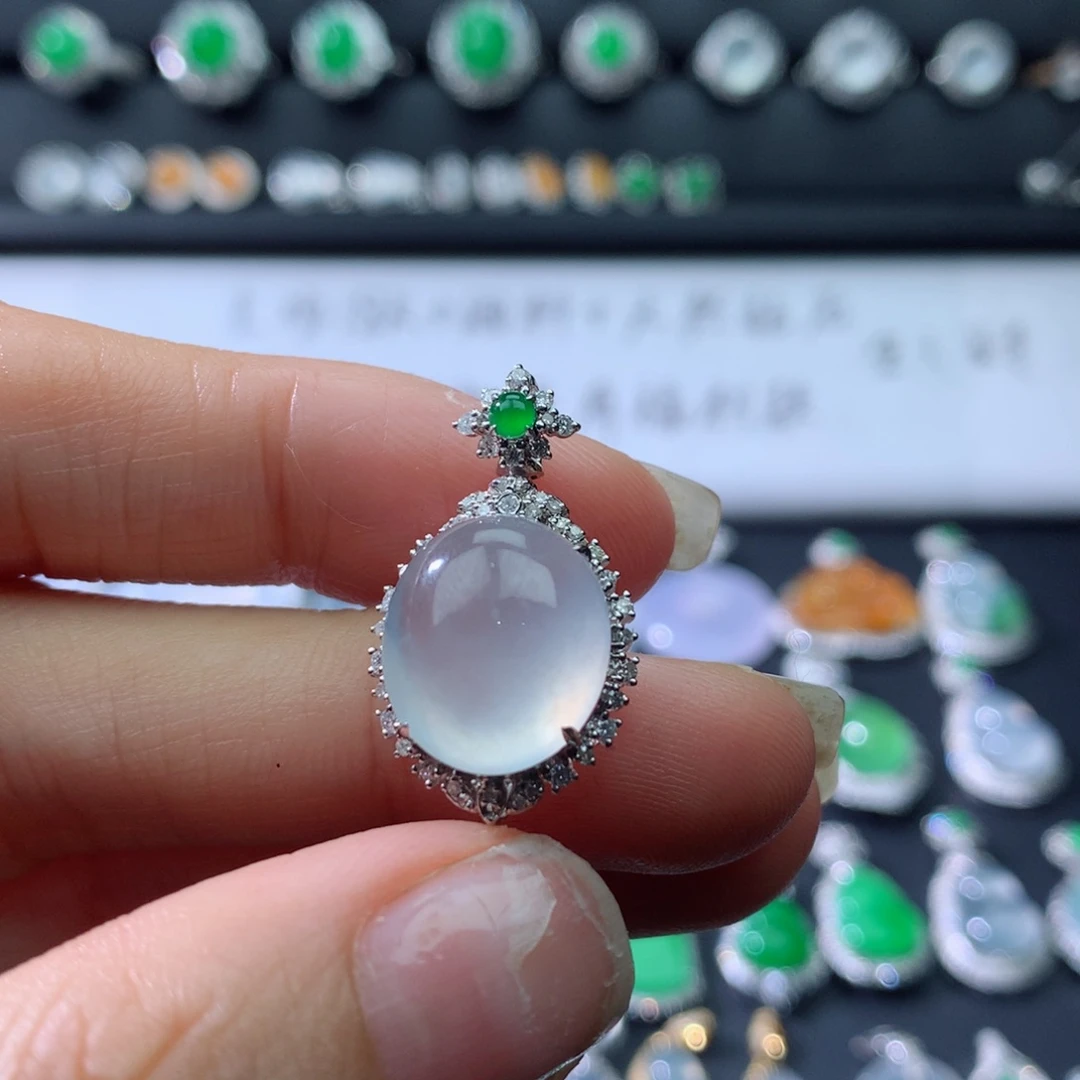 颈饰18K金镶嵌翡翠伴钻