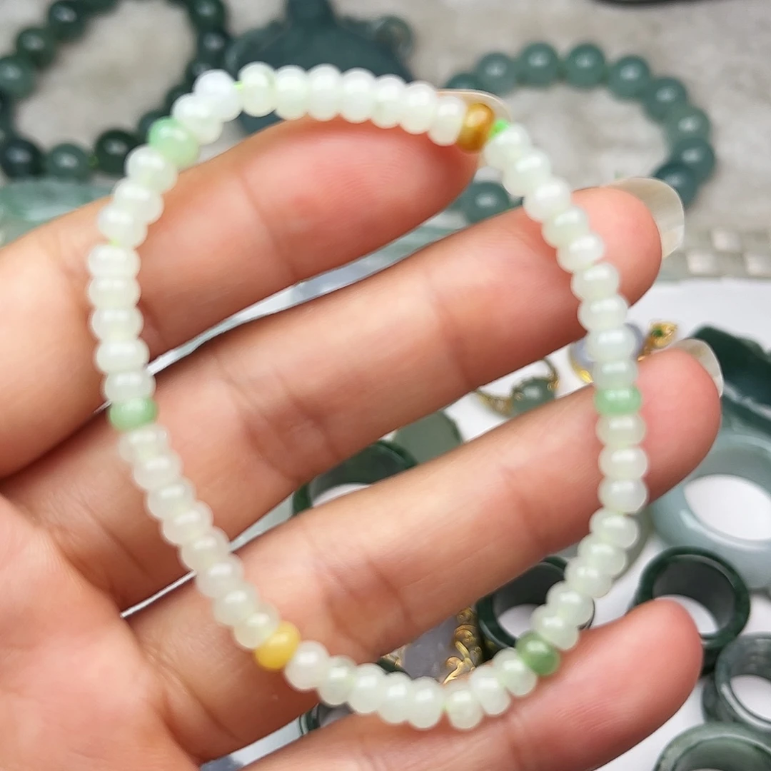 翡翠手镯未镶嵌翡翠