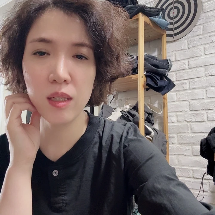 羊皮（革）搜嘎山和小女孩一起走上坡路走