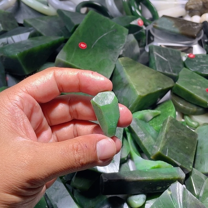 和田玉（碧玉）未镶嵌珠宝奇石