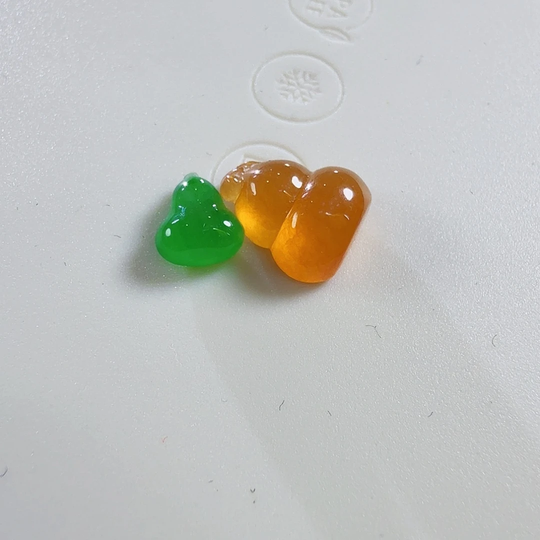 翡翠未镶嵌颈饰葫芦一对