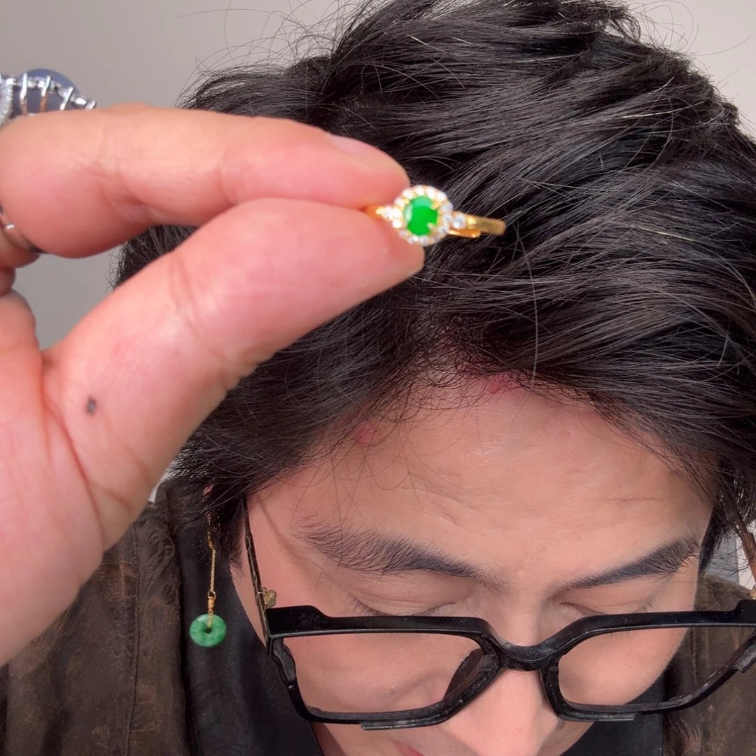 翡翠未镶嵌颈饰一件