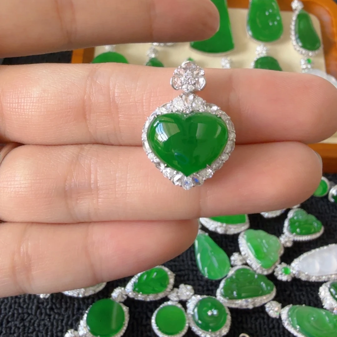 翡翠18K金镶嵌颈饰吊坠