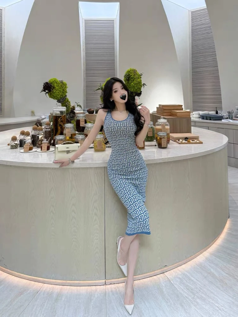 名媛图腾印花连衣裙女夏季修身收腰显瘦气质性感包臀吊带背心裙