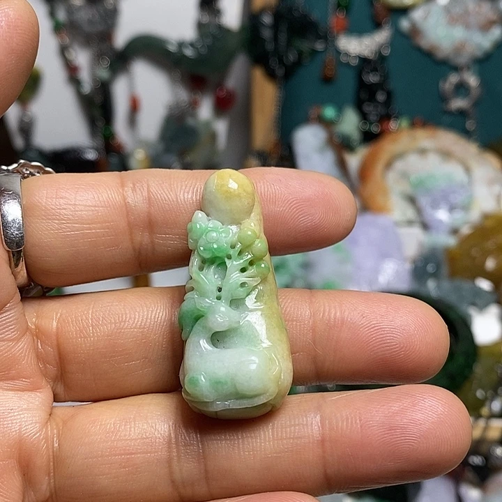 翡翠未镶嵌吊坠(赠链)