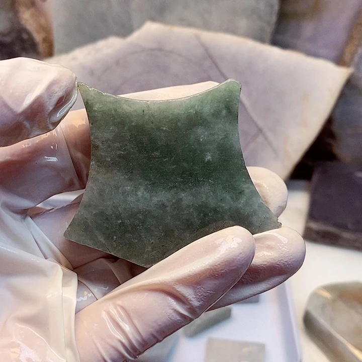 翡翠颈饰未镶嵌阿*缅甸翡翠A货边角