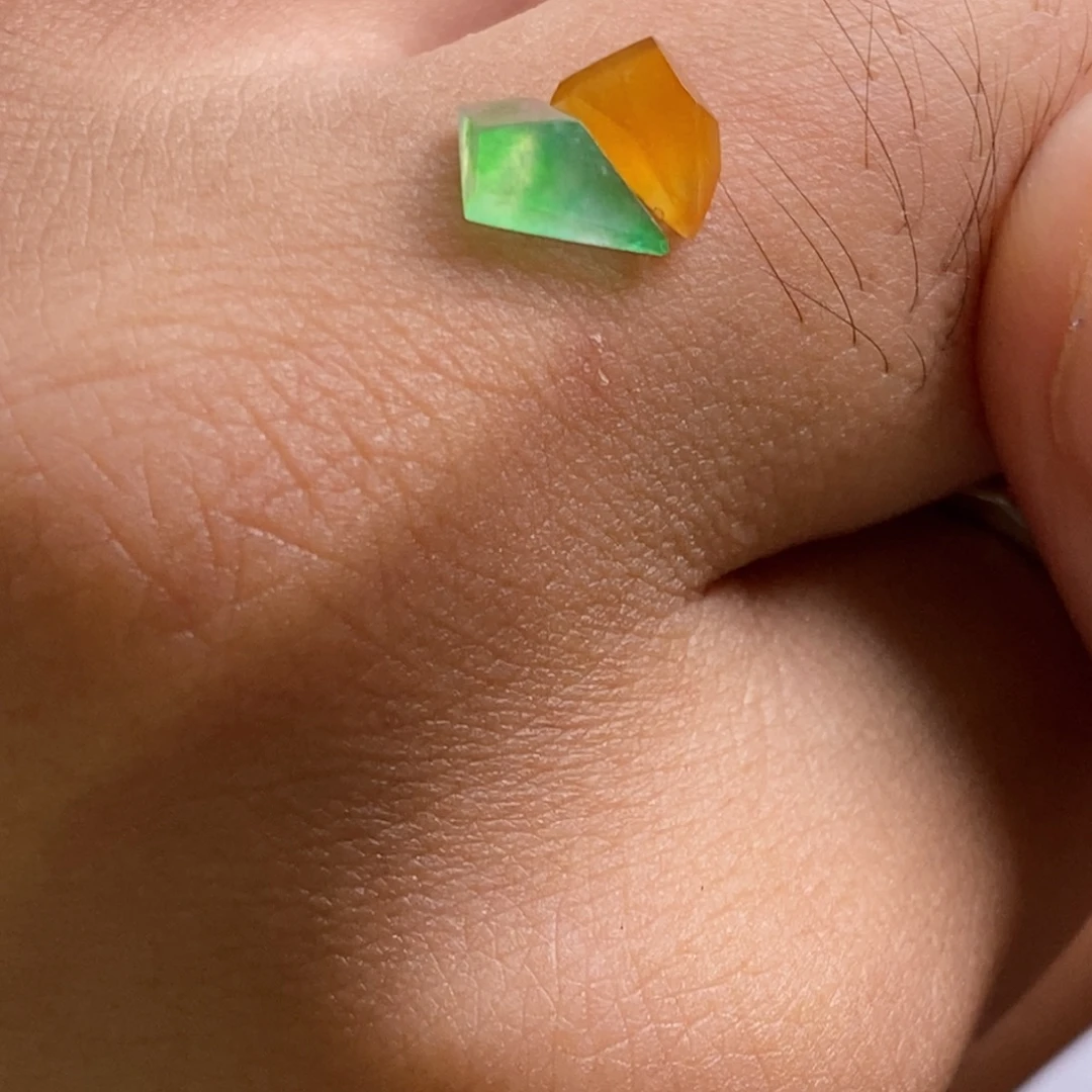 吉***2定制翡翠未镶嵌两颗 冰种起光黄加绿随形戒面料