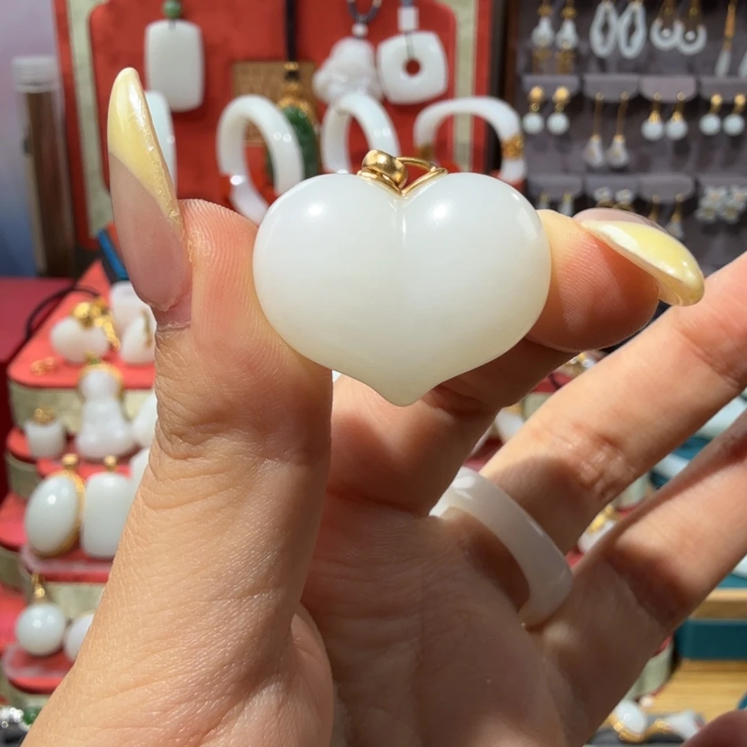 茶***具颈饰18K金镶嵌和田玉