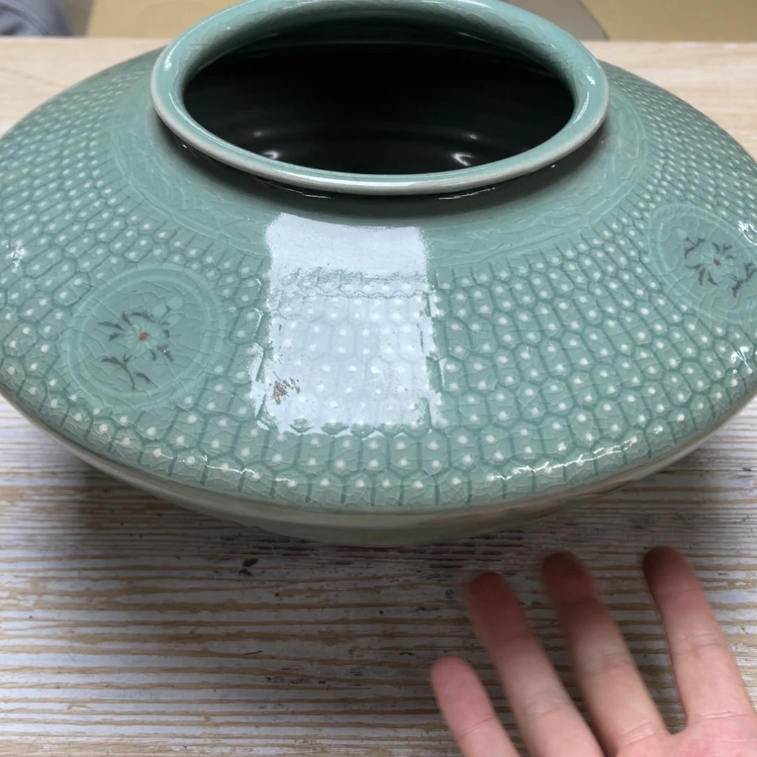 瓷片威**畔密密麻麻地排列着一