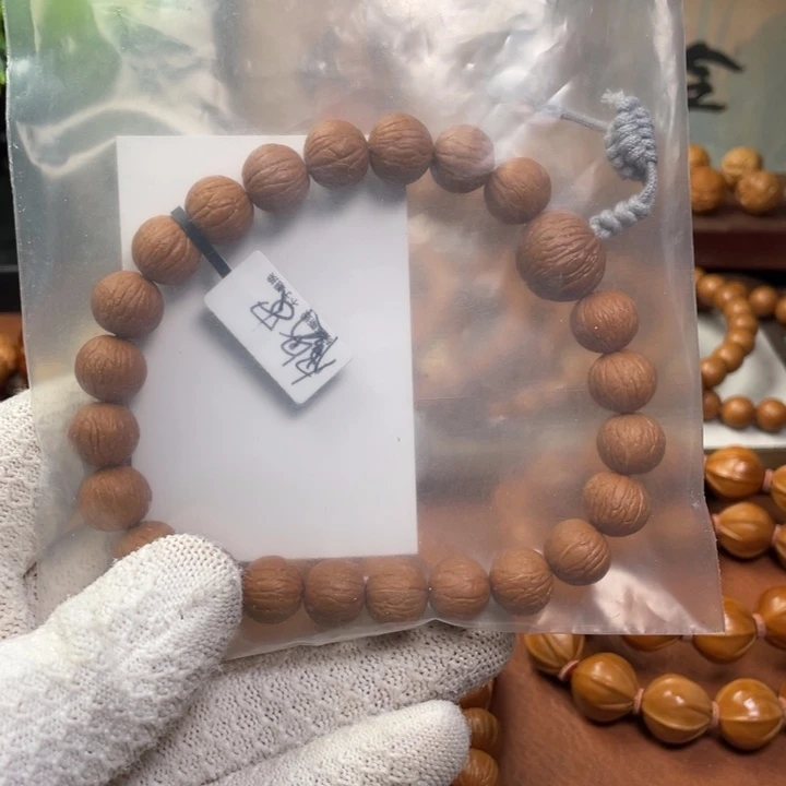 鹤***_猴头核桃手串凤羽