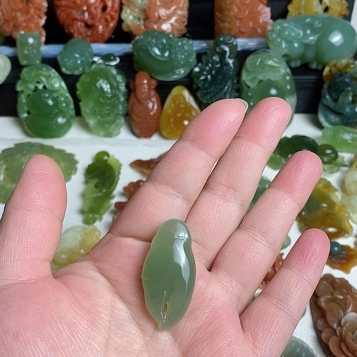 未镶嵌蛇纹石玉颈饰