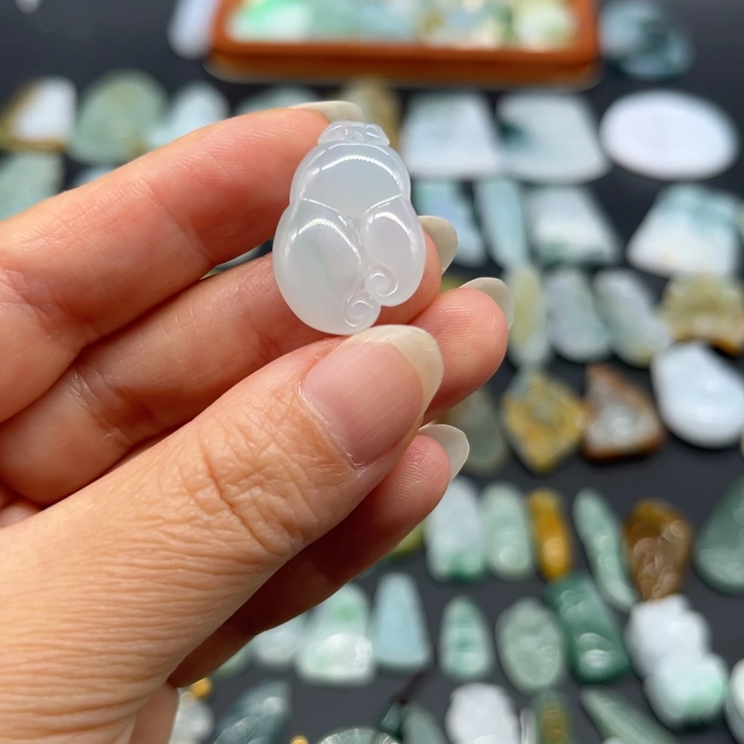 D***生翡翠未镶嵌颈饰佛手