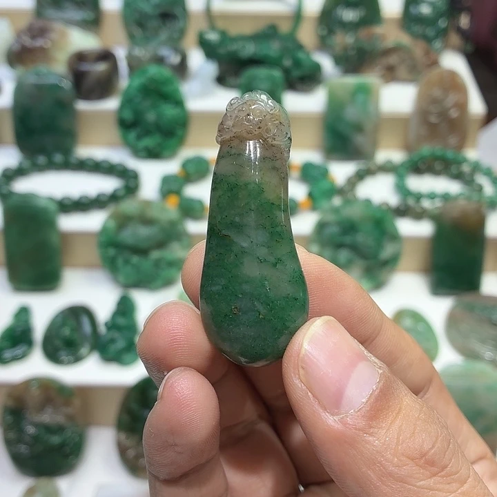 独山玉未镶嵌颈饰福瓜