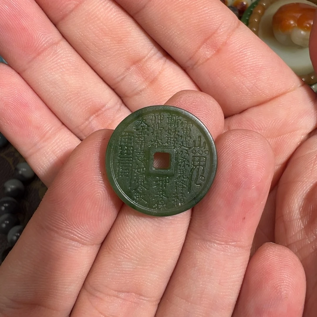 和田玉未镶嵌颈饰俄碧白加绿小山鬼花钱有黑皮和色根