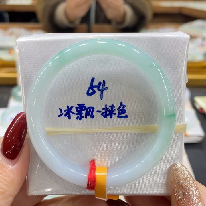 翡翠手镯未镶嵌翡翠