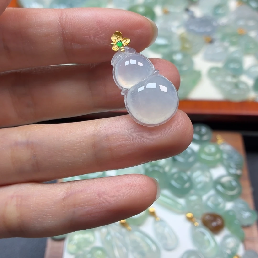 翡翠18K金镶嵌颈饰葫芦