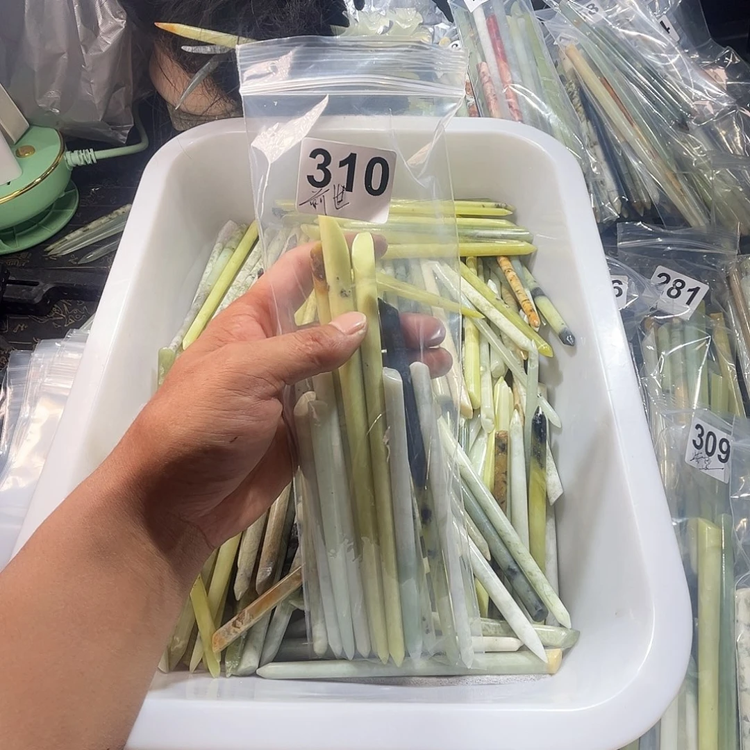 虔***丶蛇纹石玉未镶嵌颈饰