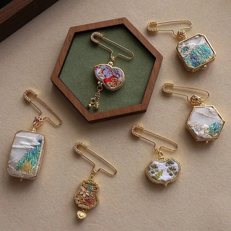 合金羽毛胸针 古典手工制作镂空香囊胸针中式刺绣胸花挂饰盒子可