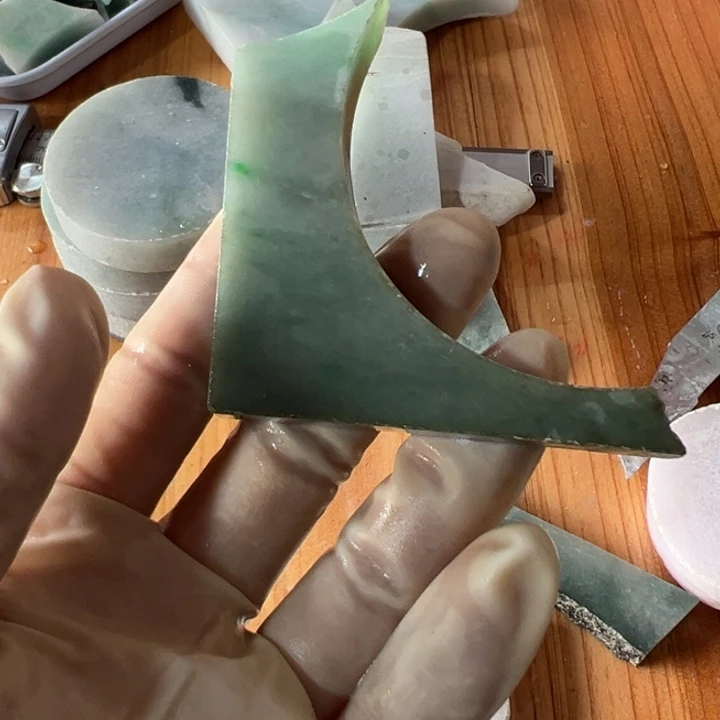 翡翠颈饰未镶嵌翡翠片料