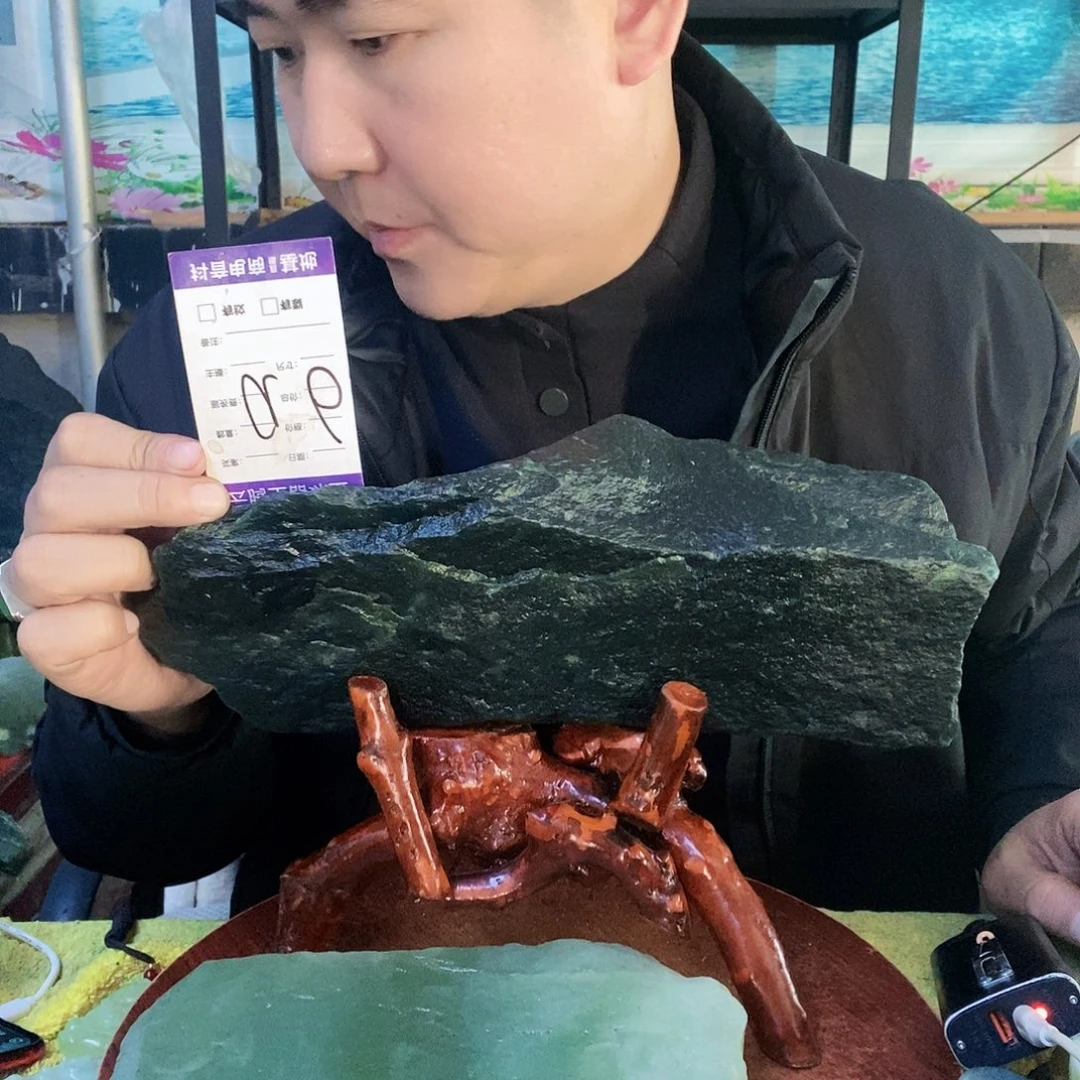 东***方蛇纹石玉未镶嵌珠宝奇石