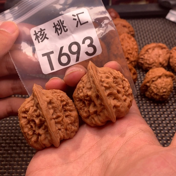 文玩核桃吊坠赤龙