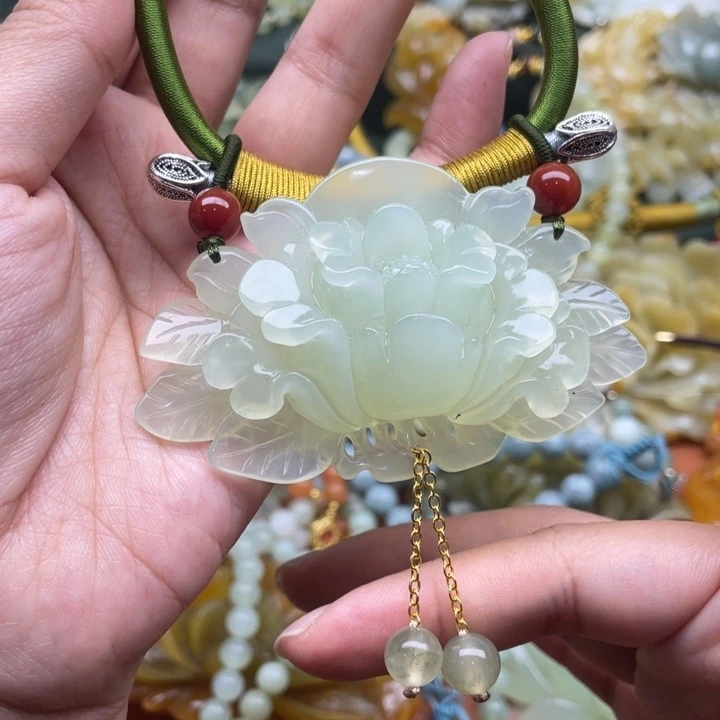 蛇纹石玉吊坠合金