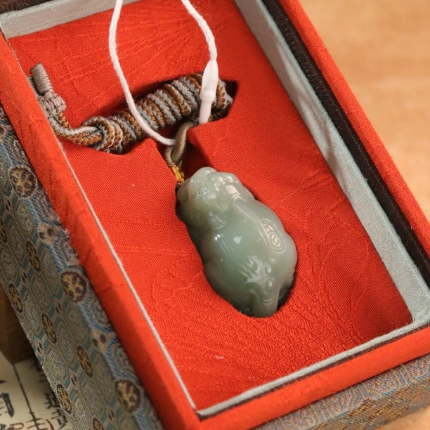 XZ060110*【上海兰馨】和田玉粉青貔貅吊坠